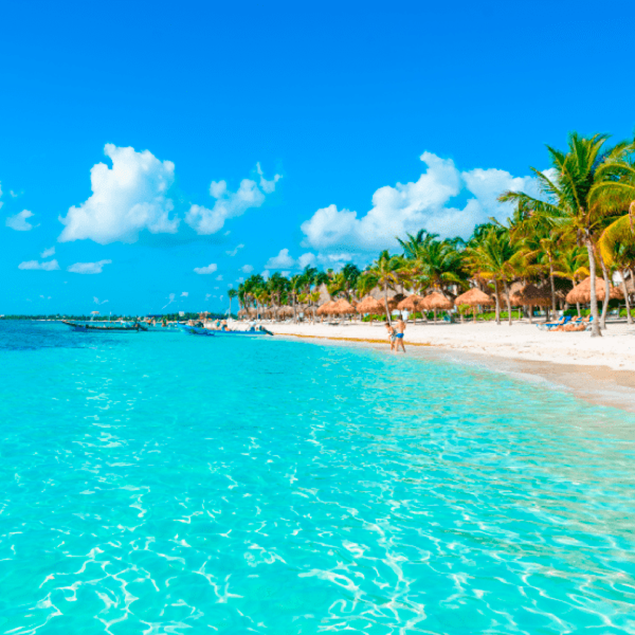 Paquete turistico a Cancún con BBVA Una playa de cancún con agua turquesa